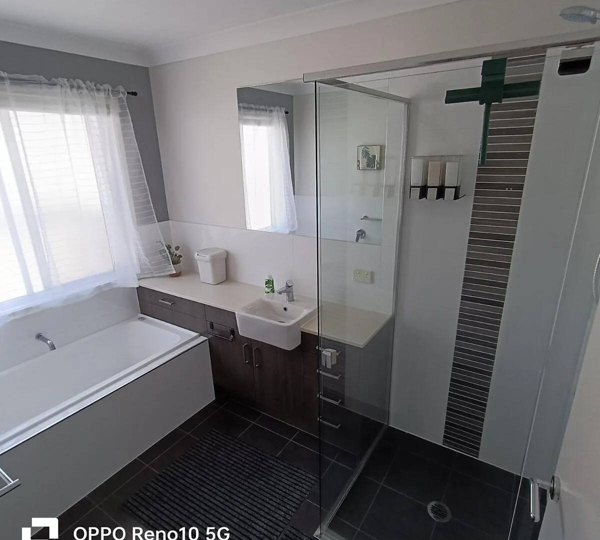Deluxe Queen Room Holmview Homestay