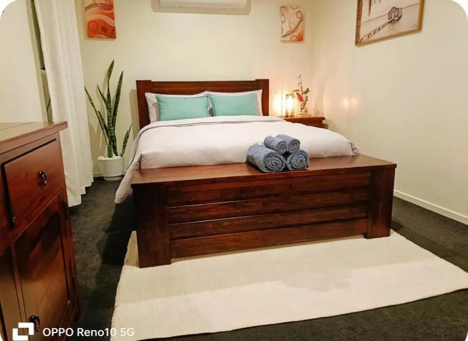 Homestay Deluxe Queen Room Holmview